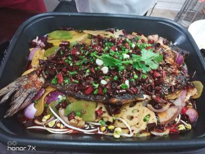 川渝正宗烤鱼技术黄色网站快活视频免费，香辣浓重鱼鲜美