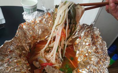 开心花甲米线技术黄色网站快活视频免费哪里好？香辣味开心花甲制作